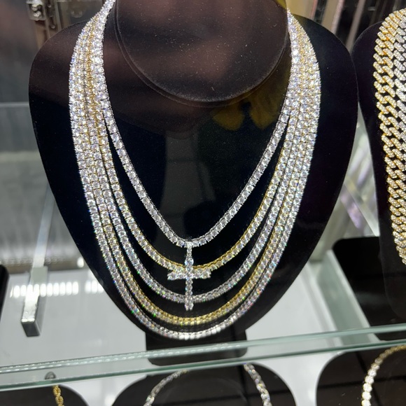 Diamond Cross in White Gold - Picture 4 of 5